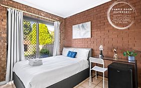 Quiet Crescent Stay In Liverpool - Comfortable Double Room - Shared Bathroom